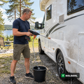 Soldahl Matkailuautopesuri huuhtelee matkailuauton kylkeä karavaanialueella