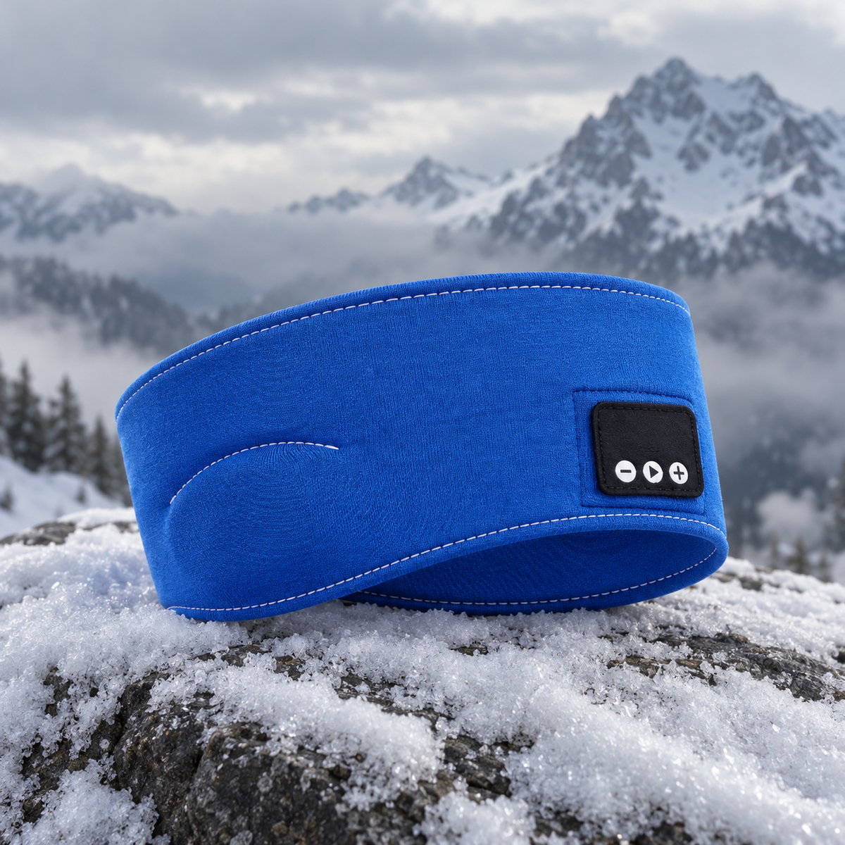 Sininen Bluetooth-otsanauha lumisella kivellä tunturissa