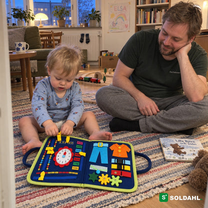 Poika kotona räsymatolla vetää solkea, kun isä katsoo