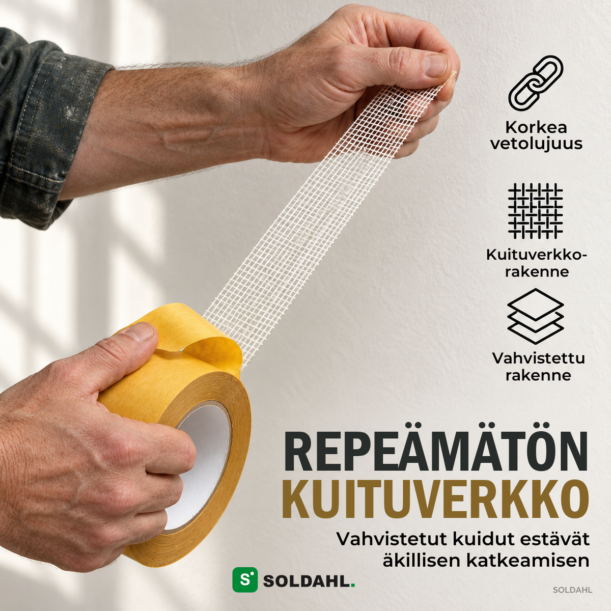 Repeämätön kuituverkko, kädet repivät kaksipuolista teippiä, jossa on vahvistettu lasikuituverkko