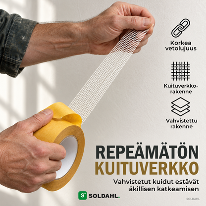 Repeämätön kuituverkko, kädet repivät kaksipuolista teippiä, jossa on vahvistettu lasikuituverkko