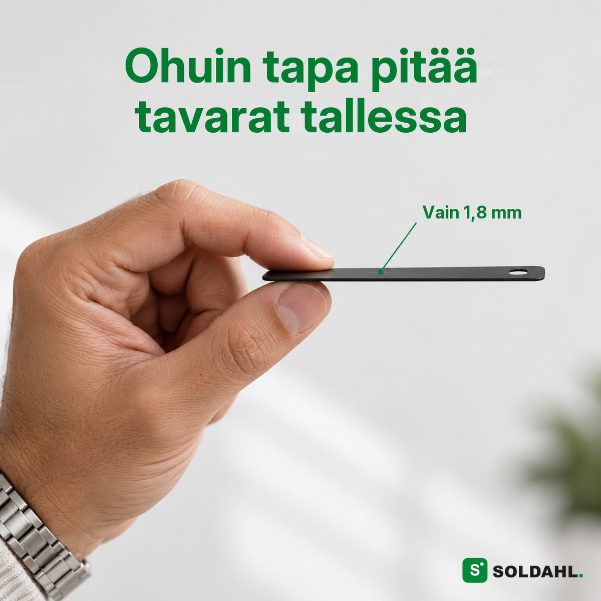 Käsi pitää paikanninta sivuttain ja näyttää, että se on vain 1,8 mm ohut
