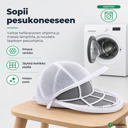 Lippis Kepsform-kehikossa ja verkkopussissa pesukoneen vieressä, hellävarainen ohjelma
