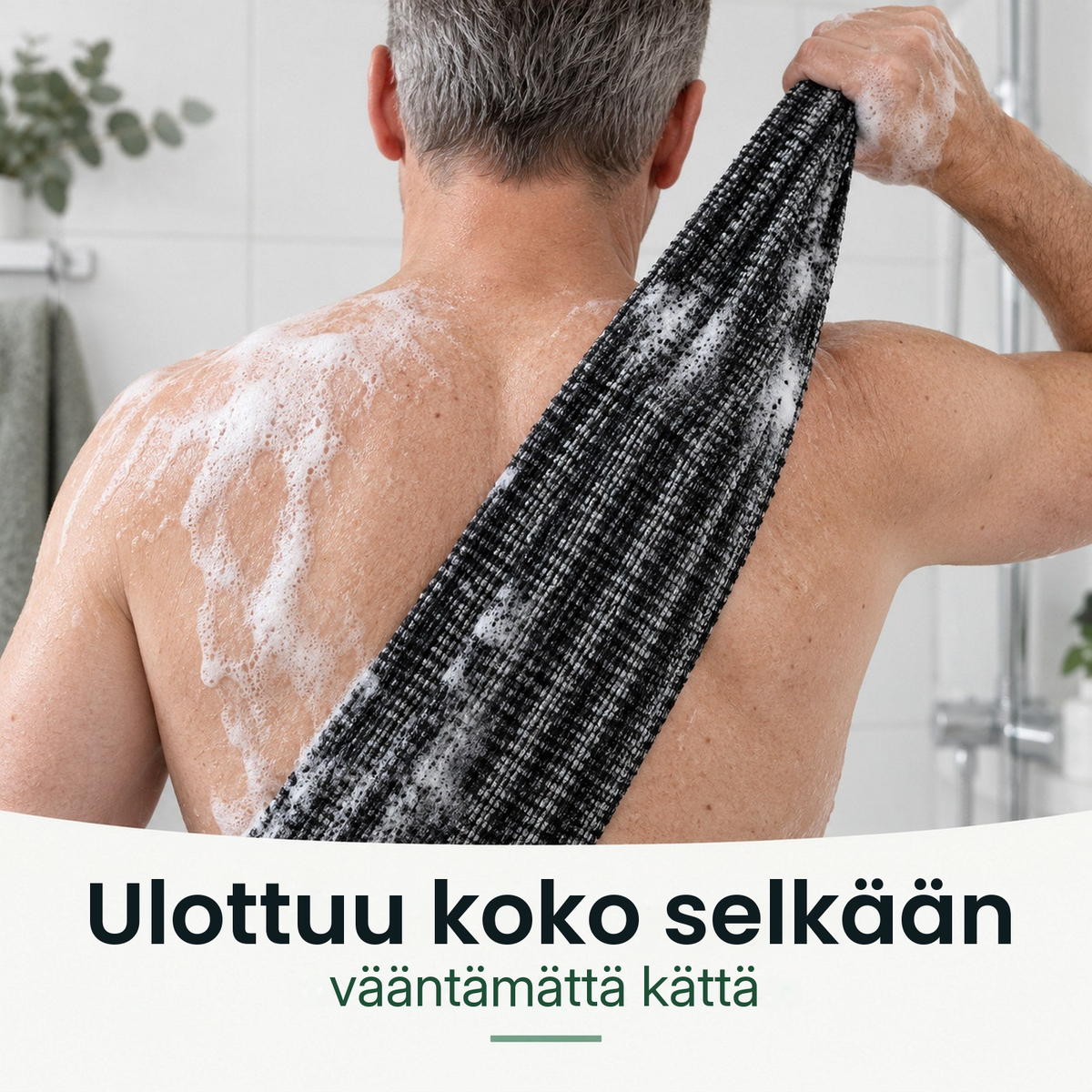 Mies kuorii yläselkää pitkällä kuorintapyyhkeellä suihkussa
