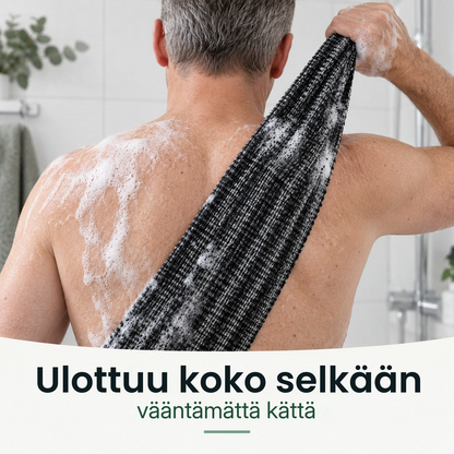 Mies kuorii yläselkää pitkällä kuorintapyyhkeellä suihkussa