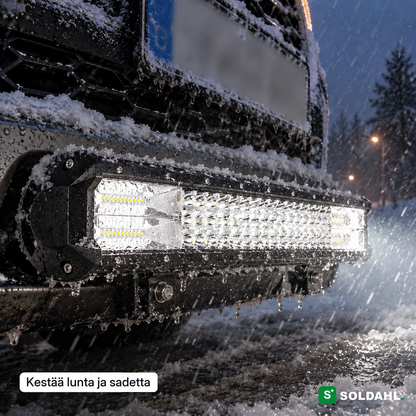 LED-valopaneeli autossa lumessa ja sateessa, tehty talvisäähän