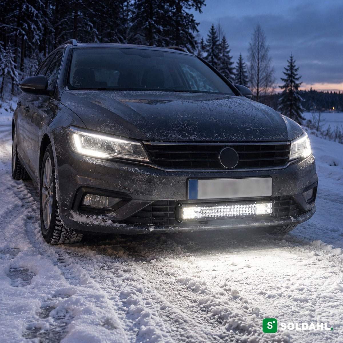 LED-valopaneeli asennettuna auton puskurin alle lumisella tiellä hämärässä