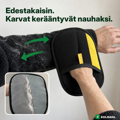 Käsi hanskan kanssa vetää edestakaisin paidan hihan yli ja kerää koirankarvat nauhaksi