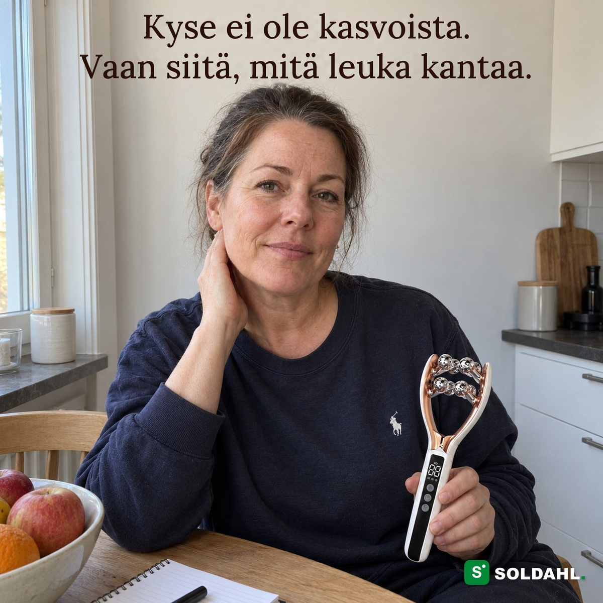Nainen keittiön pöydän ääressä käsi leukaa vasten, Käkro sylissä