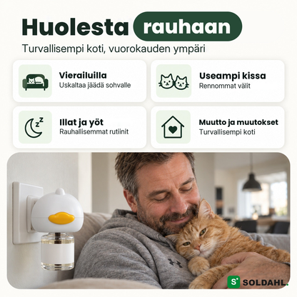 Mies köllöttelee kissansa kanssa sohvalla, kun Lugnhem on pistorasiassa