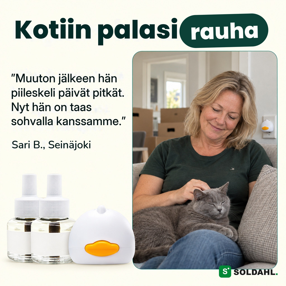 Nainen sohvalla rauhallisen harmaan kissan kanssa muuton jälkeen, Lugnhem vieressä pistorasiassa