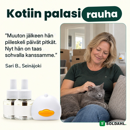 Nainen sohvalla rauhallisen harmaan kissan kanssa muuton jälkeen, Lugnhem vieressä pistorasiassa