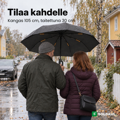 Kaksi aikuista kävelee yhdessä Myrskysateenvarjon alla sateisella omakotitalokadulla