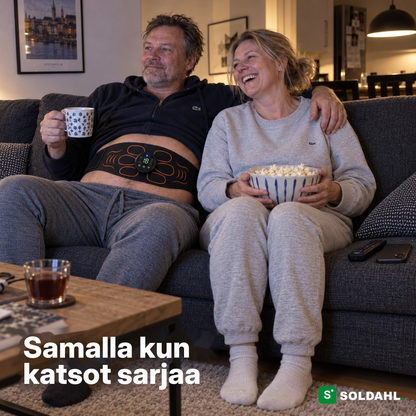 Pariskunta sohvalla illalla, miehellä on vatsavyö, kun he katsovat sarjaa