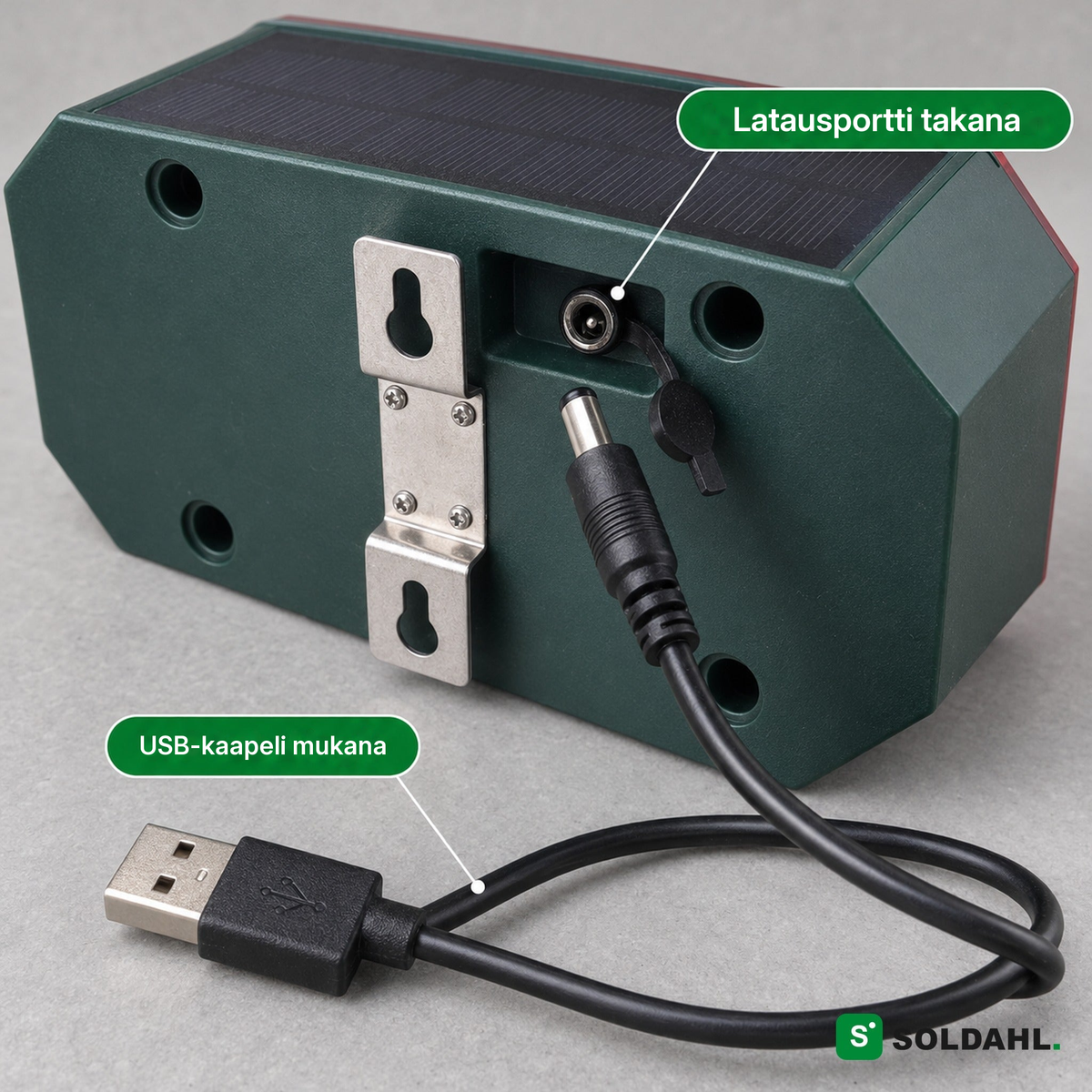 Latausportti Vildron takapuolella ja mukana tuleva USB-kaapeli