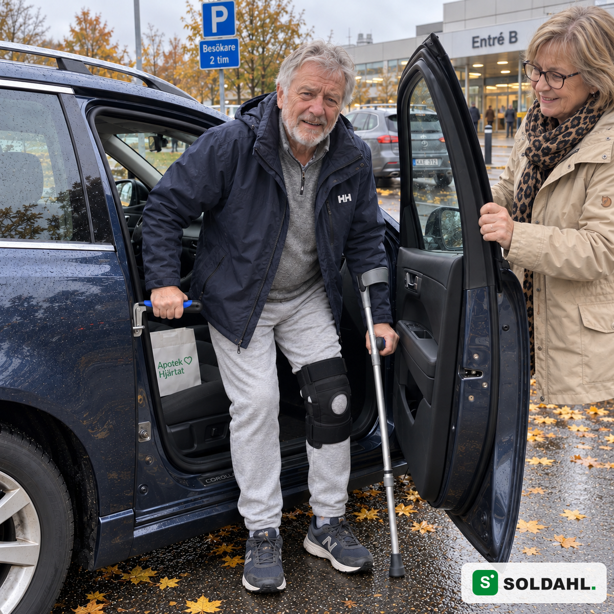 Mies, jolla on polvituki leikkauksen jälkeen, nousee autosta Stödro kiinnitettynä lukkorautaan